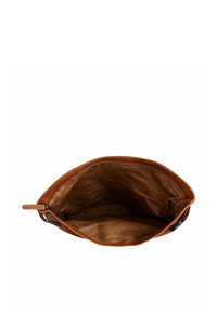 Borsa in pelle color tan con chiusura a zip. Interno foderato in tessuto marrone con motivo trapuntato. Spaziosa, con bordi morbidi e hardware minimal.