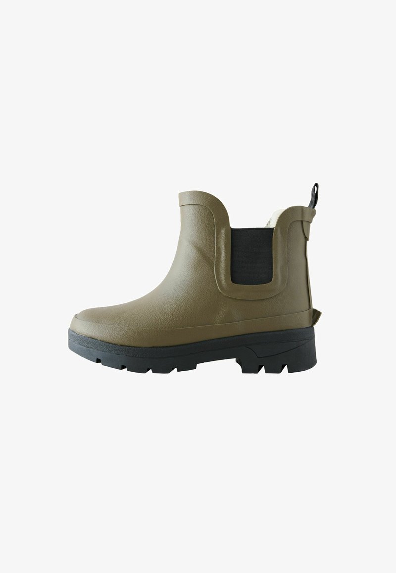 Kurzer olivgrüner Regenstiefel bis zum Knöchel mit schwarzem elastischem Seitenteil und dicker schwarzer profillierter Sohle, isoliert auf weißem Hintergrund.