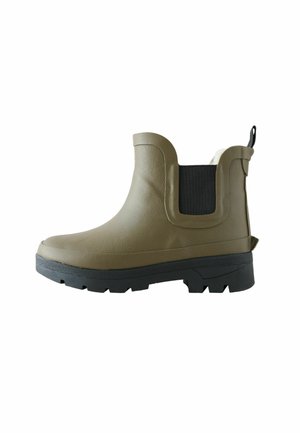 Olivově zelený gumový kotník s černými elastickými panely, texturovaným vzhledem a chunky černou podrážkou s robustním vzorkem na trati.