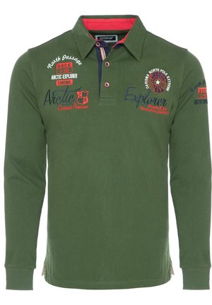 Groene langekorte polo met kraag, voorzien van rode accenten en geborduurde logo's. Katoenen materiaal met een standaard pasvorm en zijsplitten.