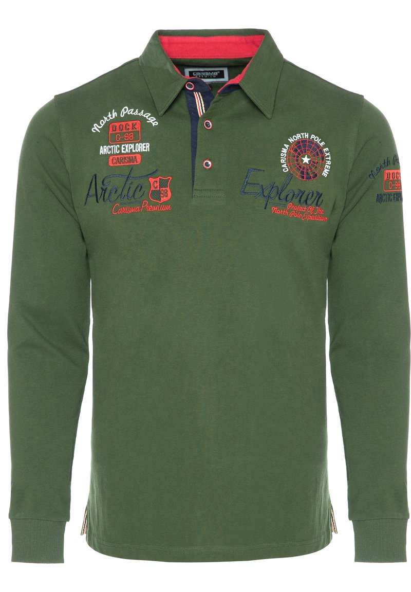 Grøn langærmet polo-shirt med krave, prydet med røde detaljer og broderede logoer. Lavet af bomulds materialer med en almindelig pasform og sideslids.