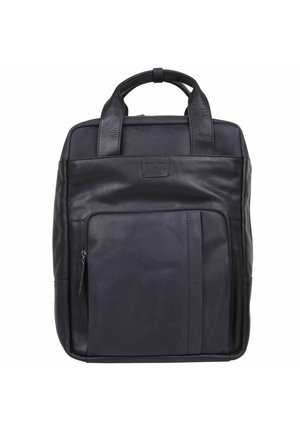 Zwarte leren rugzak met twee bovenhandvatten, een voorzak met rits, een gladde textuur en subtiele stikdetails. Compact rechthoekige vorm.