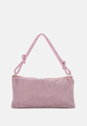Sac à main en métal rose orné de strass avec une fermeture éclair. Dispose d'une sangle torsadée et d'une doublure lisse, forme rectangulaire et texture brillante.