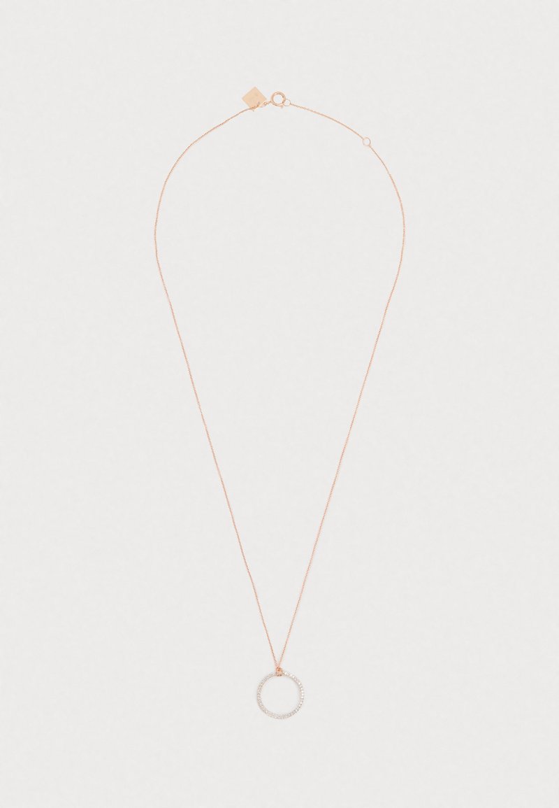 Sart rose gold kæde med et lille, rundt vedhæng besat med små, funklerende sten på en lys baggrund.