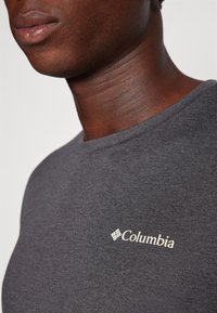 Columbia KWICK HIKE™ BACK GRAPHIC SS TEE - Sporta krekli - black heather