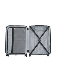 Svart hårdskal resväska med en öppen insida, utrustad med ett nätfickor med dragkedja, kryssremmar och slät grå foder. Fyra hjul ingår.