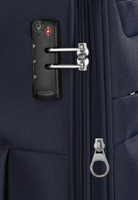 Valigia da viaggio blu navy con meccanismo di chiusura, zip argentate e superficie in tessuto testurizzato. Presenta un dettaglio con zip espandibile.