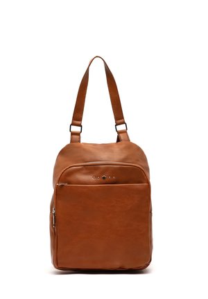 Mochila de cuero marrón con forma estructurada, que cuenta con un bolsillo frontal con cremallera, correas ajustables y detalles decorativos de estrellas plateadas.