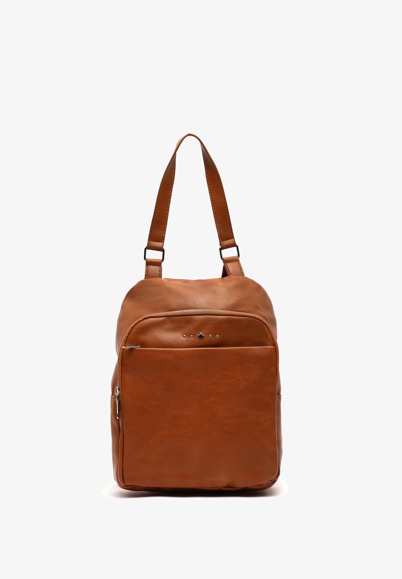 Rudas odinis kuprinė su struktūrizuota forma, turinti priekinį užtrauktuką, reguliuojamus diržus ir dekoratyvines sidabrines žvaigždutes.