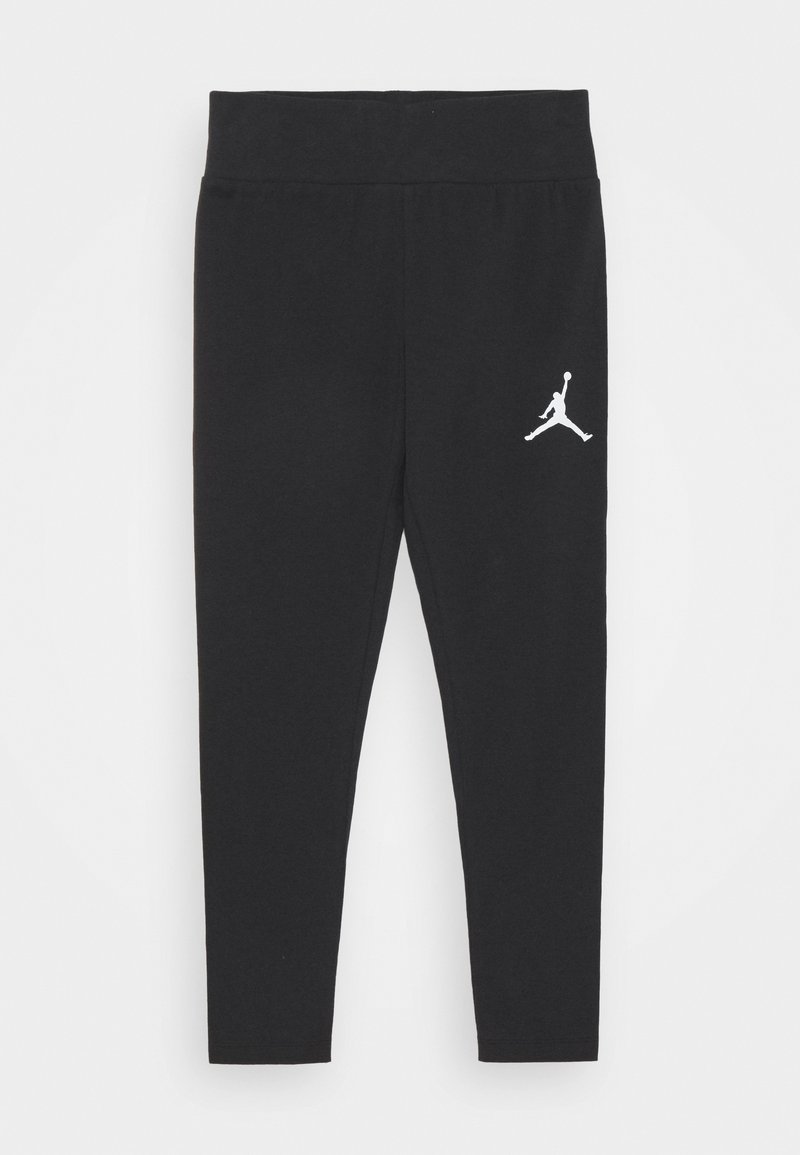 Czarne legginsy wykonane z elastycznej tkaniny z szerokim pasem w talii. Posiadają białe logo Jumpman na dolnej części lewej nogawki.