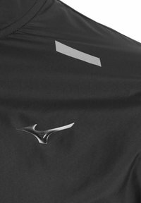 Maglietta sportiva nera con un design elegante, dotata di un logo riflettente argento e un accento rettangolare sul colletto. Texture liscia.
