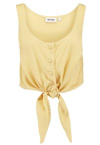 Gelbe ärmellose Bluse mit rundem Ausschnitt, Knopfleiste vorne und einem gebundenen Knoten am Saum. Hergestellt aus glattem, leichtem Stoff.