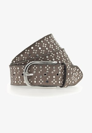 Ceinture en cuir brun avec des clous métalliques, dotée d'une boucle en métal argenté et de trous pour régler la taille. Sa texture est lisse avec un motif à pois.