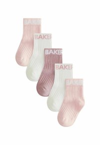 Cinq paires de chaussettes dans des nuances de rose et de blanc, avec une texture côtelée et la marque "BAKER" sur les poignets, comprenant des variations claires et foncées.