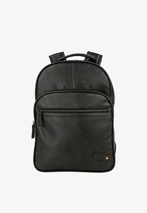 Mochila de cuero negra con acabado texturizado, correas dobles para el hombro, asa superior y bolsillo frontal con cremallera. Cuenta con un parche con el logo en el lateral.