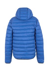 Chaqueta acolchada azul con capucha y acolchado horizontal, mostrada desde atrás sobre un fondo blanco.