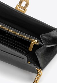 Černá strukturovaná kabelka se zlatým řetízkem a sponou, která obsahuje zipovou přihrádku, sloty na karty a texturovaný povrch.