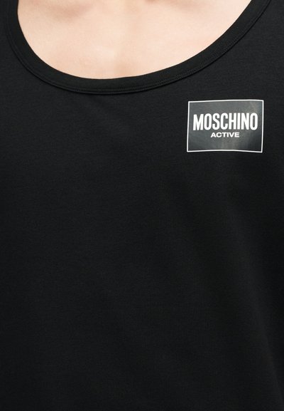 Μαύρο αμάνικο τοπ με στρογγυλή λαιμόκοψη και λευκό λογότυπο Moschino Active στο πάνω αριστερό μέρος του στήθους.