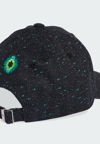 Černá nastavitelné kšiltovka s zelenými, modrými a bílými skvrnami a pixelovaným zeleným výšivkou avokáda poblíž zadního popruhu.