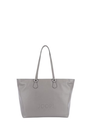 Szara torba na ramię wykonana z teksturowanego materiału, z dwiema rączkami na ramię i sześciokątnymi akcentami. Z przodu znajduje się wytłoczone logo "JOOP! JEANS".