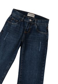 Jeans de mezclilla azul oscuro con un ajuste clásico, costuras visibles y un ligero desgastado en la parte frontal. Incluye bolsillos en la parte delantera y trasera.