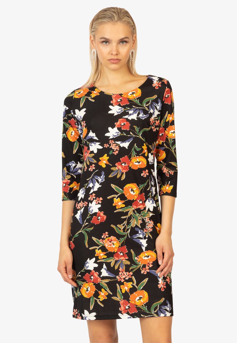 Sort kjole med blomsterprint i rød, orange og hvid. Har trekvartærmer og rund halsudskæring. Glat stoftekstur.