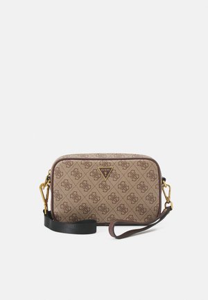Hnědá textilní crossbody taška s geometrickým logem. Zlacené kovové detaily, zipové zavírání a nastavitelný popruh. Čtvercový tvar s zaoblenými okraji.