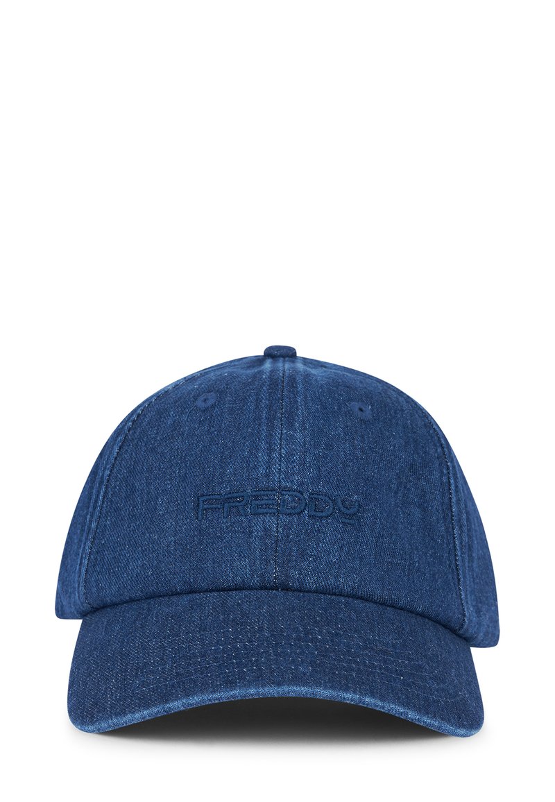 Cappellino da baseball in denim blu scuro con logo in rilievo "FREDDY" sul davanti, dotato di visiera curva e fori di ventilazione.