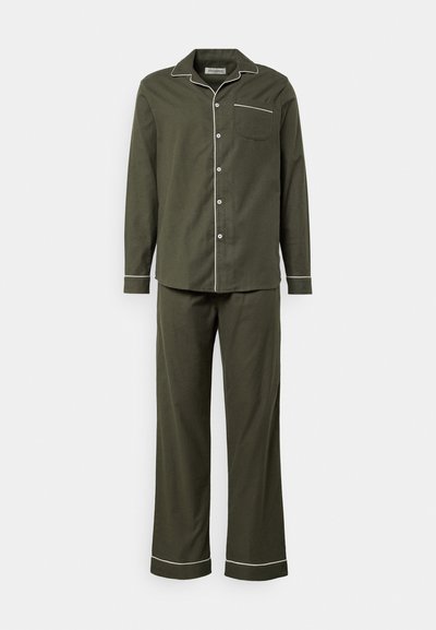 Olijfgroen pyjamastel met een langemouwen shirt en broek, voorzien van witte piping op de kraag, zak en broekvoeten. Zachte stoftextuur.