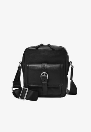 Bolso cruzado de cuero negro con un bolsillo frontal, detalle de hebilla plateada, correa ajustable y acabado texturizado. Forma cuadrada con cierre de cremallera.