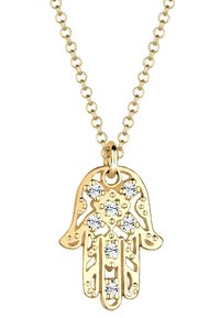 Collana con pendente a forma di mano color oro, caratterizzata da dettagli intagliati intricati e cinque gemme rotonde trasparenti incastonate nel design.
