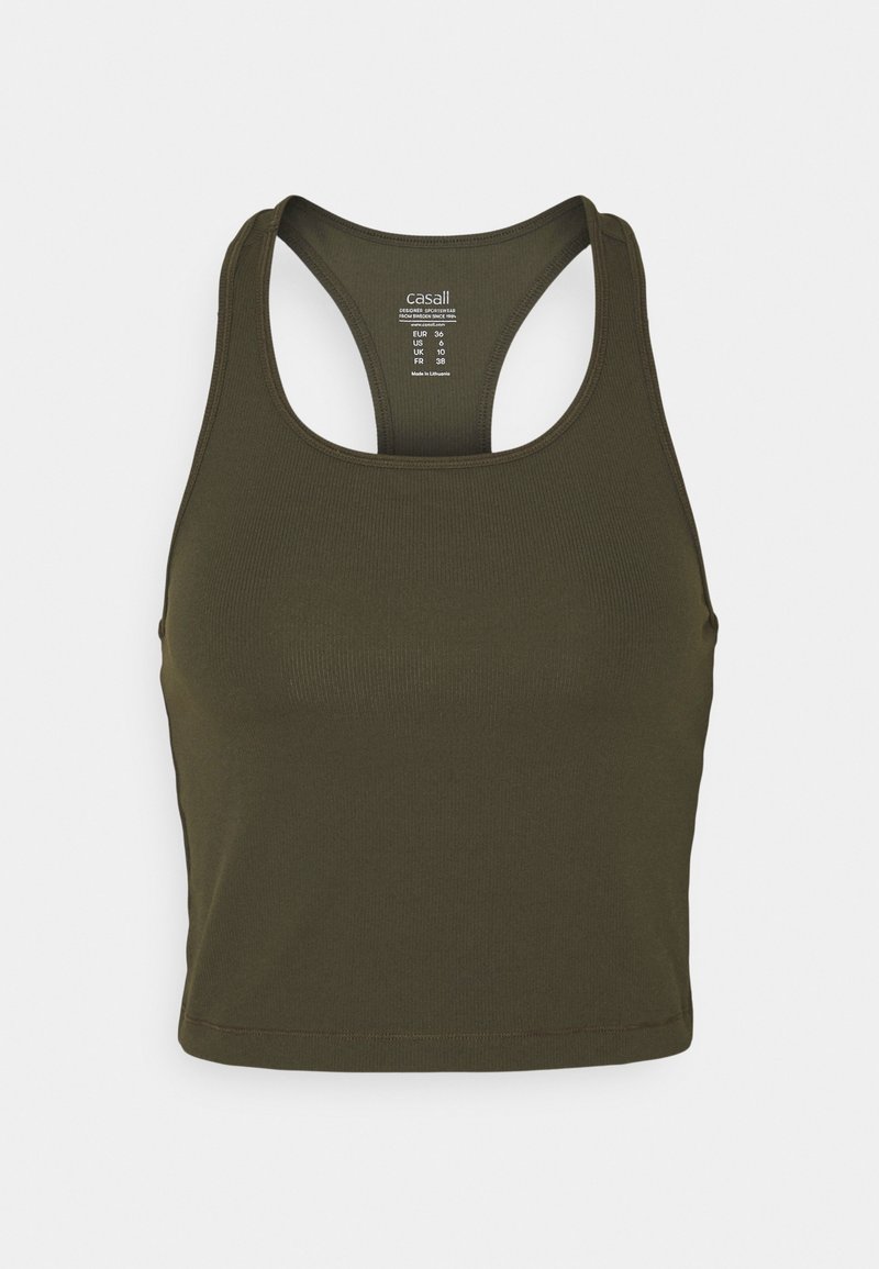 Sujetador deportivo acanalado color verde oliva con diseño de espalda racer. Textura lisa, incluye etiqueta de cuidado con detalles de talla. Sin herrajes ni patrones adicionales.