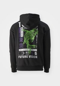 Černá mikina s kapucí se zeleným rybím motivem a fialovými akcenty, obsahující text a digitální vzory. Měkký materiál a ležérní design.