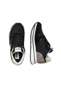 Sneaker nere con un mix di tessuto e suede, caratterizzate da un accento a stampa leopardata sul tallone, una suola intermedia bianca e una suola esterna nera texturizzata.