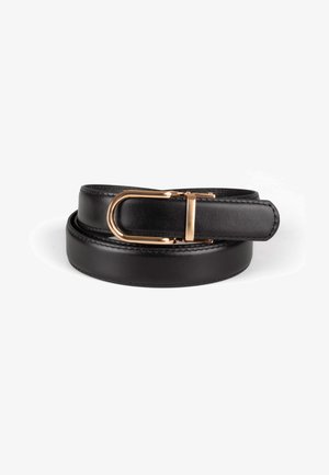 Zwarte leren riem opgerold met een glanzende gouden rechthoekige gesp op een witte achtergrond.