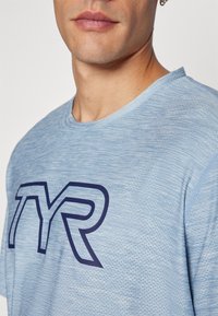 TYR AIRTEC SHORT SLEEVE TEE LARGE LOGO - T-skjorte til trening - denim