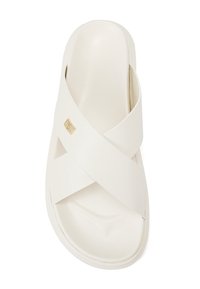 Sandalo bianco con cinturini incrociati realizzati in materiale morbido. Presenta un discreto dettaglio logo e una suola piatta per un facile utilizzo.