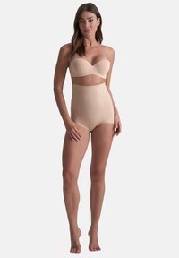 Reggiseno nudo senza spalline con texture liscia, design aderente e scollatura ampia; mutandine alte nudo con aspetto senza cuciture e tessuto elasticizzato.