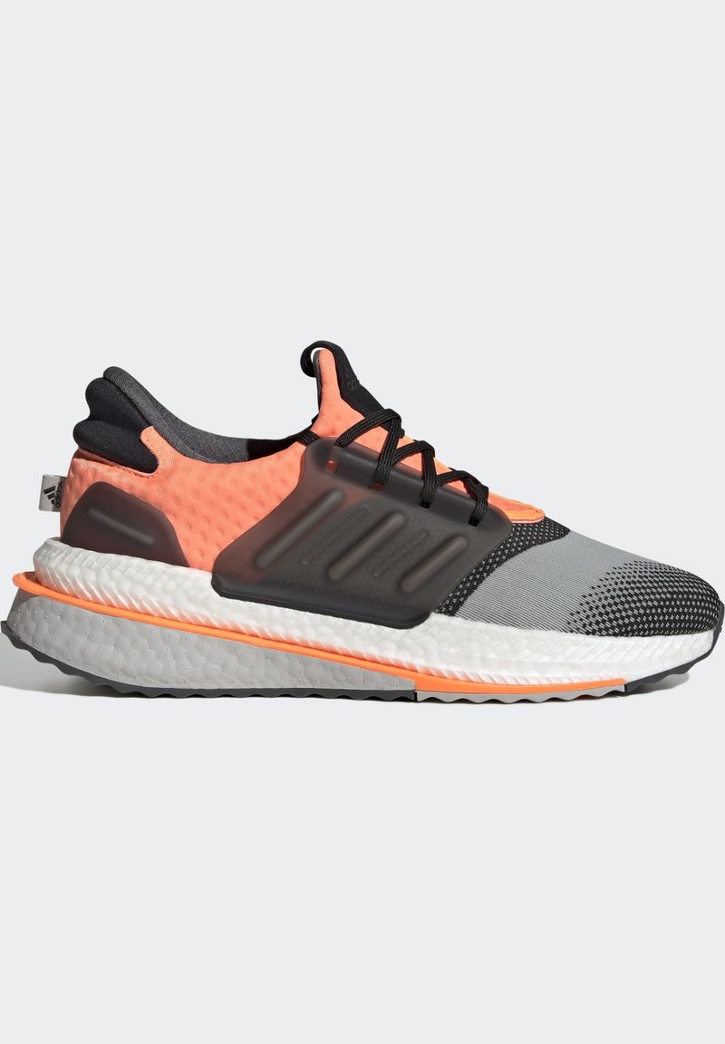 Zapatillas deportivas con parte superior de malla en gris y negro, acentos en naranja y una suela intermedia blanca texturizada con un diseño de capas distintivo.