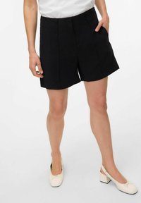 Zwarte shorts gemaakt van een lichtgewicht materiaal met een op maat gemaakt ontwerp, voorzien van twee zijzakken en een rechte zoom.