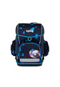 Sac à dos bleu et noir avec des motifs géométriques, des accents réfléchissants et une poche avant affichant un graphique coloré de voiture. Design ergonomique.