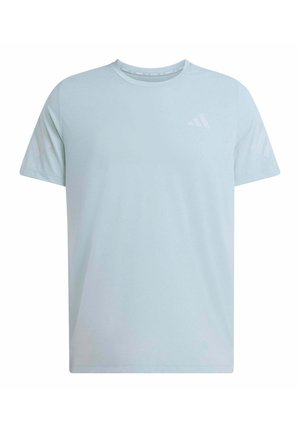 T-shirt Adidas bleu clair à manches courtes et col rond avec un logo discret sur la poitrine et la manche, sur fond blanc.