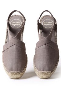 Unselected, taupe