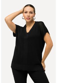 Černý krátký rukávový top s výstřihem do V, s texturovaným pleteným vzorem a volným střihem, lemem dolního okraje a designem s posunutými rameny.