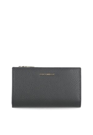 Portafoglio in pelle nera con superficie texture, chiusura con zip e dettaglio logo dorato sulla parte anteriore. Forma rettangolare, design compatto.