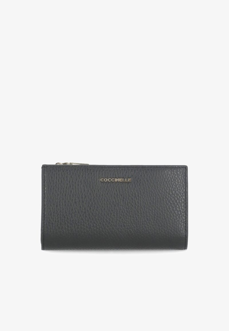 Czarna skórzana portmonetka o teksturowej powierzchni, z zamknięciem na zamek i złotym logo z przodu. Prostokątny kształt, kompaktowy design.