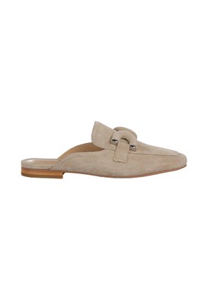 Mules de ante beige con tacón plano, puntera afilada y banda decorativa con detalle de herrajes de plata. Forro interior suave.