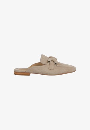 Mules de ante beige con tacón plano, puntera afilada y banda decorativa con detalle de herrajes de plata. Forro interior suave.
