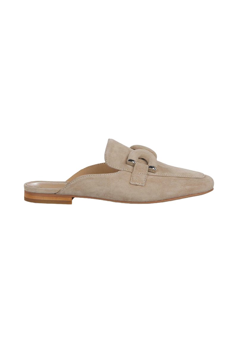 Mules de ante beige con tacón plano, puntera afilada y banda decorativa con detalle de herrajes de plata. Forro interior suave.