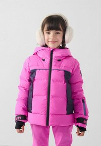 Chaqueta acolchada rosa con detalles en azul oscuro, con capucha, bolsillos con cremallera y textura suave. Combinada con pantalones rosas a juego.